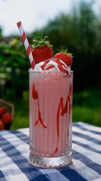 ÇİLEKLİ MİLKSHAKE