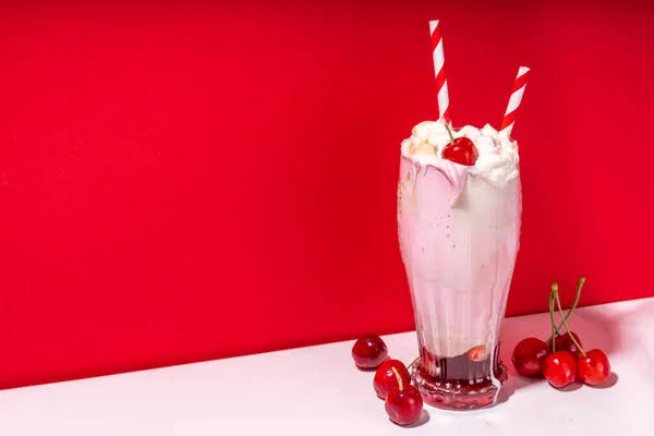VİŞNELİ MİLKSHAKE